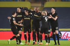 12. kolo anglické Premier League 2020/21, Leeds - West Ham: Angelo Ogbonna slaví v chumlu spoluhráčů gól West Hamu na 1:2