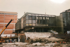 Uvnitř Edenu: Voda si vymlátila parkety, na striptýzovou tyč mlčky hledí pštros