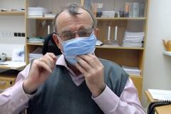 Ždímal: Dvě roušky nedávají smysl, polovina lidí nenosí nic, mně stačí 7 respirátorů