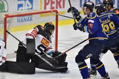 Brankář Sparty Matěj Machovský v zápase na ledě Zlína