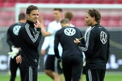 Marcus Sorg a Oliver Bierhoff na tréninku německého národního týmu