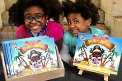 Osmiletá Selah (na fotce vlevo vedle své sestry) píše příběhy o pirátské princezně Penelopě, a pomáhá tak mezi americkými dětmi šířit gramotnost.