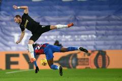 Vladimír Coufal a Eberechi Eze v utkání Crystal Palace - West Ham