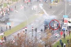 Demonstranti v Minsku převzali kontrolu nad vodním dělem