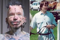 Stovky piercingů, rohy na čele, boule pod kůží. Rolf se svou transformací začal po čtyřicítce