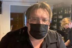 Epidemie, která přijde, bude drastičtější. Vláda honí kočku za ocas, říká hostinský