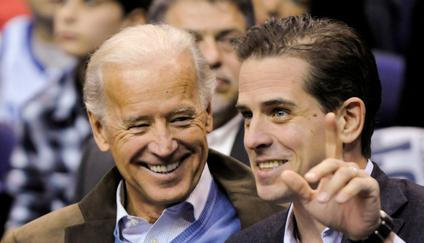 Bývalý americký prezident Joe Biden a jeho syn Hunter na archivním snímku