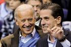 Bývalý americký prezident Joe Biden a jeho syn Hunter na archivním snímku