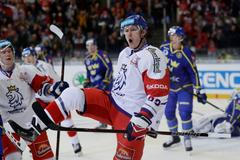 Hokejový útočník Dmitrij Jaškin slaví gól v dresu české reprezentace