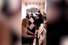 Navalného lékařka ignorovala policii. Při razii protestovala hudbou