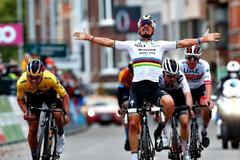 Radující se Julian Alaphilippe a Primož Roglič (vlevo) v cíli klasiky Lutych-Bastoň-Lutych 2020