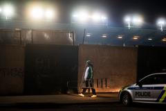 Fanoušek fotbalistů Bohemians 1905 Praha 15. prosince 2020 u zdi vršovického stadionu se štaflemi v rukách odchází po utkání.