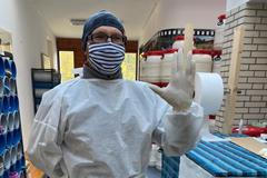 Znojemští skauti šijí ochranné obleky - David Gros