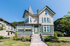 Strašidelný dům spojený s brutální vraždou sídlí ve městě Fall River ve státě Massachusetts a nyní je k prodeji za dva miliony dolarů (skoro 43 milionů korun).