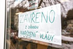 Ilustrační foto - koronavir, nouzový stav, cedule, zavřeno, obchod, prodejna, zákaz, nařízení vlády, dveře, chráněná dílna Harcov