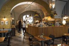 Restaurace, hospody otevírají v omezeném režimu - Café Platýz, nouzový stav, omezení, koronavir, 3. prosinec