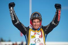 Jason Doyle s trofejí za vítězství v 72. ročníku Zlaté přilby v Pardubicích