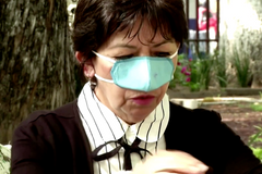 Vědci v Mexiku navrhli masku pouze pro nos pro chvíle, kdy člověk jí nebo pije