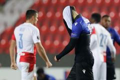 Tomáš Holeš a zklamaný Amine Gouiri po zápase Evropské ligy Slavia - Nice