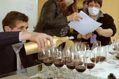 Someliéři z Bordeaux degustovali víno, které strávilo rok na oběžné dráze.