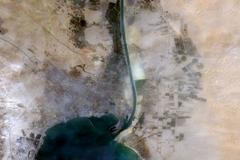 Kontejnerová loď uvázla v Suezském průplavu