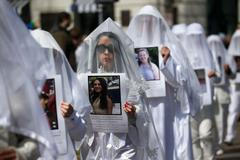 Účastníci washingtonské demonstrace pochodují s obrazy obětí střelby