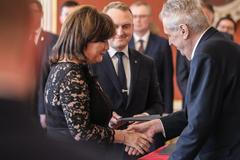 Ministryně Schillerová v Lánech. Podpoří Zeman schodek rozpočtu 320 miliard?