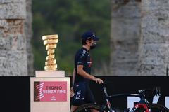Geraint Thomas a trofej pro vítěze Gira d'Italia 2020