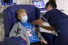 Devadesátiletá Britka se nechala jako první na světě očkovat vakcínou proti covid-19 od firmy Pfizer