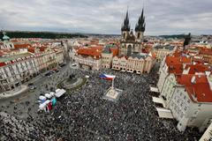 Demonstrace Milion chvilek pro demokracii - roušky, rozestupy, Andrej Babiš