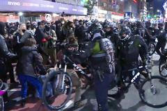 Stovky demonstrantů vyšly po volbách do ulic New Yorku. Policie proti nim použila i jízdní kola