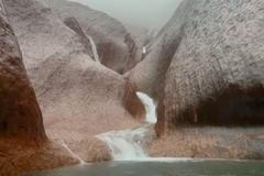 Smrtící vedro vystřídal vzácný jev. Po slavné skále Uluru se valily kaskády vody