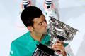 Novak Djokovič s trofejí pro vítěze Australian Open 2021