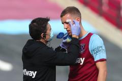 Zraněný Tomáš Souček v zápase West Ham United - Tottenham