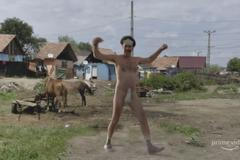 S koronavirem bojuje Borat pomocí hrnců a pánví. Sledujte právě zveřejněný trailer