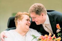 Manželka má roztroušenou sklerózu. Sama se ani nepodrbe, žiju dvojí život, říká muž