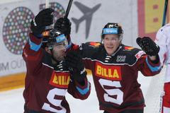 10. kolo hokejové extraligy 2020/21: Sparta - Třinec: Andrej Kudrna a Robert Říčka oslavují gól