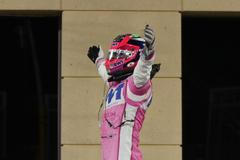 Sergio Pérez z Racing Pointu slaví triumf ve VC Sáchiru formule 1 2020