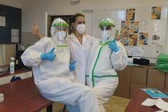 Foto: Mezi dobrovolníky. Kvůli pomoci v pandemii si berou dovolenou, obětují víkendy