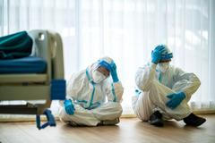 Vyčerpaný zdravotník, zdravotnice, personál, přetížení, kolaps nemocnic, hospitalizace