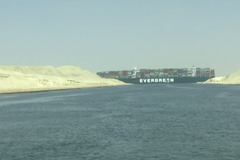 Dopravu v Suezském průplavu zablokovala kontejnerová loď