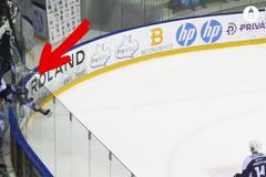 Maďarský hokejista při oslavě gólu prolítl sklem