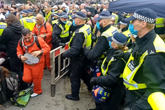 Protesty proti koronavirovým opatřením ve Velké Británii