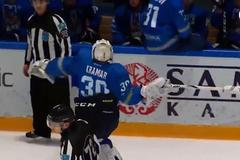 Ruský gólman vybouchl po inkasovaném gólu. Rozsekal i hokejku