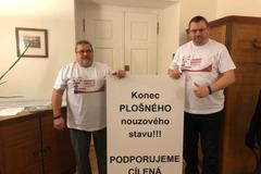 Rvačka poslanců. Jednání sněmovny bylo přerušeno. Neumlčíte mě, křičel poslanec Volný