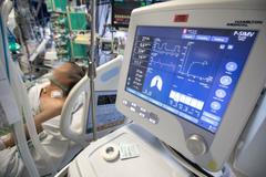 Koronavirus - ARO Krajská nemocnice Liberec, sestra, doktor, zdravotník, karanténa, pacient, oblek, pandemie, krize