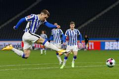 Peter Pekarík z Herthy Berlin dává gól v derby s Unionem Berlín