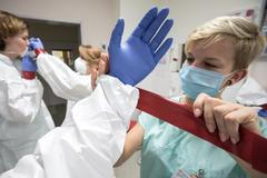 Koronavirus - ARO Krajská nemocnice Liberec, sestra, doktor, zdravotník, karanténa, pacient, oblek, pandemie, krize