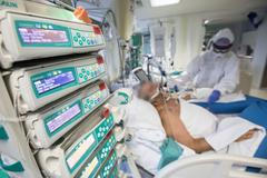 Kolabující nemocnice, lidé na přistýlkách, plné JIP. Kubek vs. Pollert v DVTV