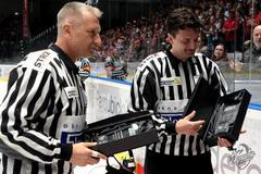 Bývalí hokejoví rozhodčí Stanislav Barvíř a Petr Blümel